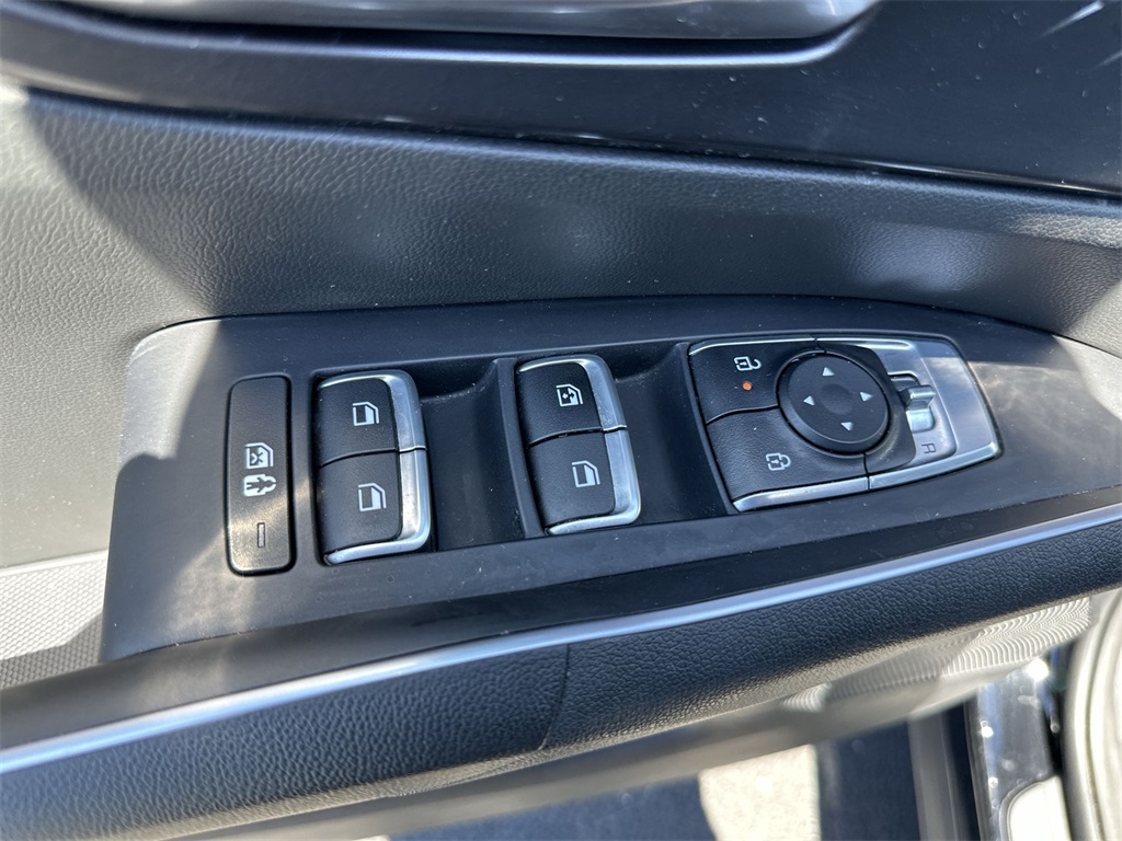 Vehicle image 13 of 25