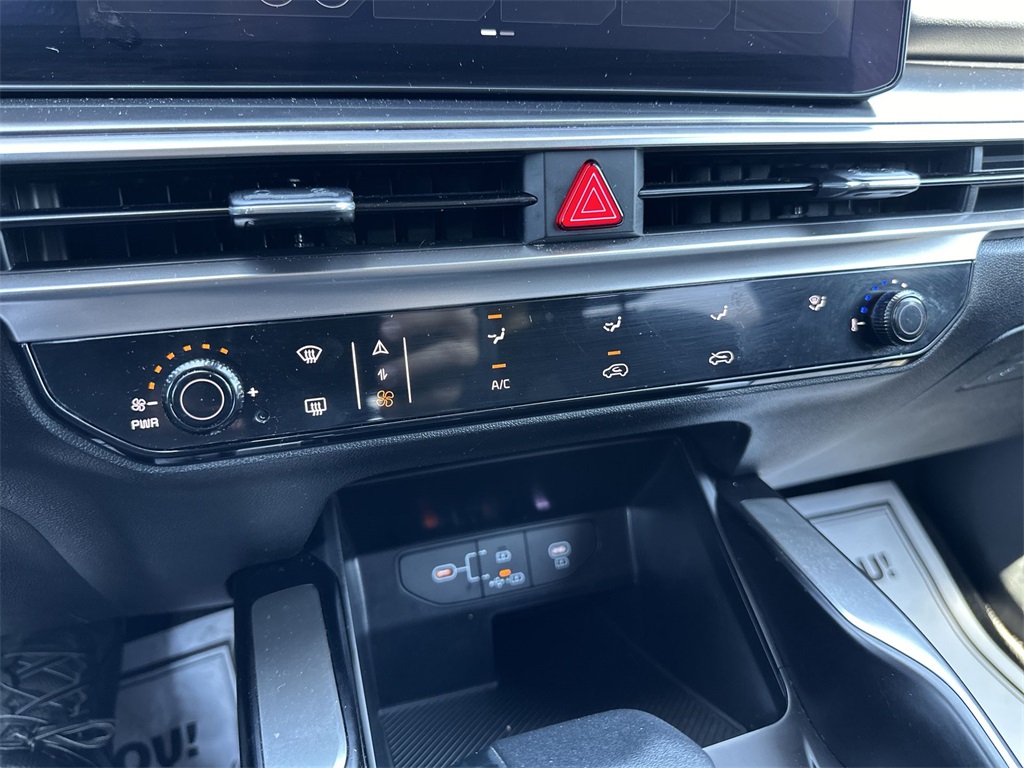 Vehicle image 18 of 25
