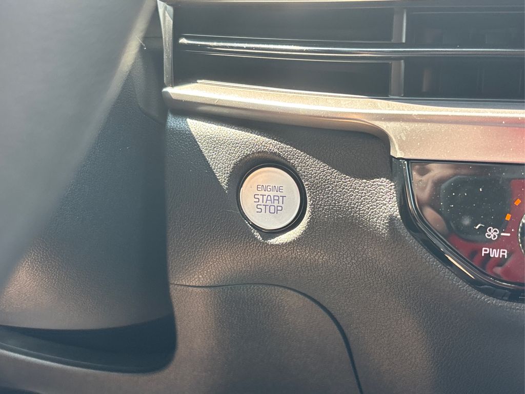 Vehicle image 27 of 37