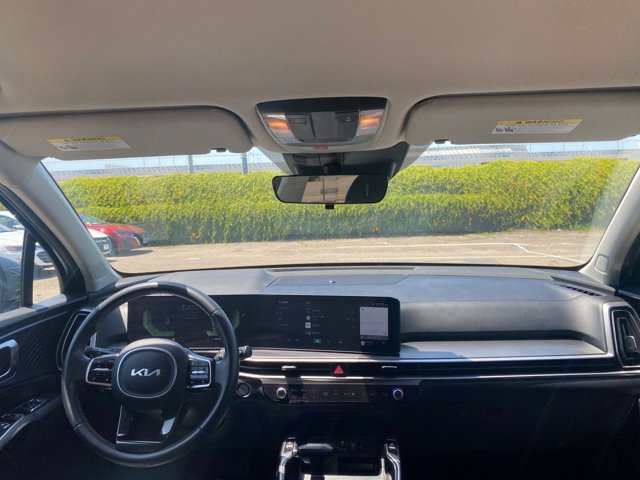 Vehicle image 33 of 46