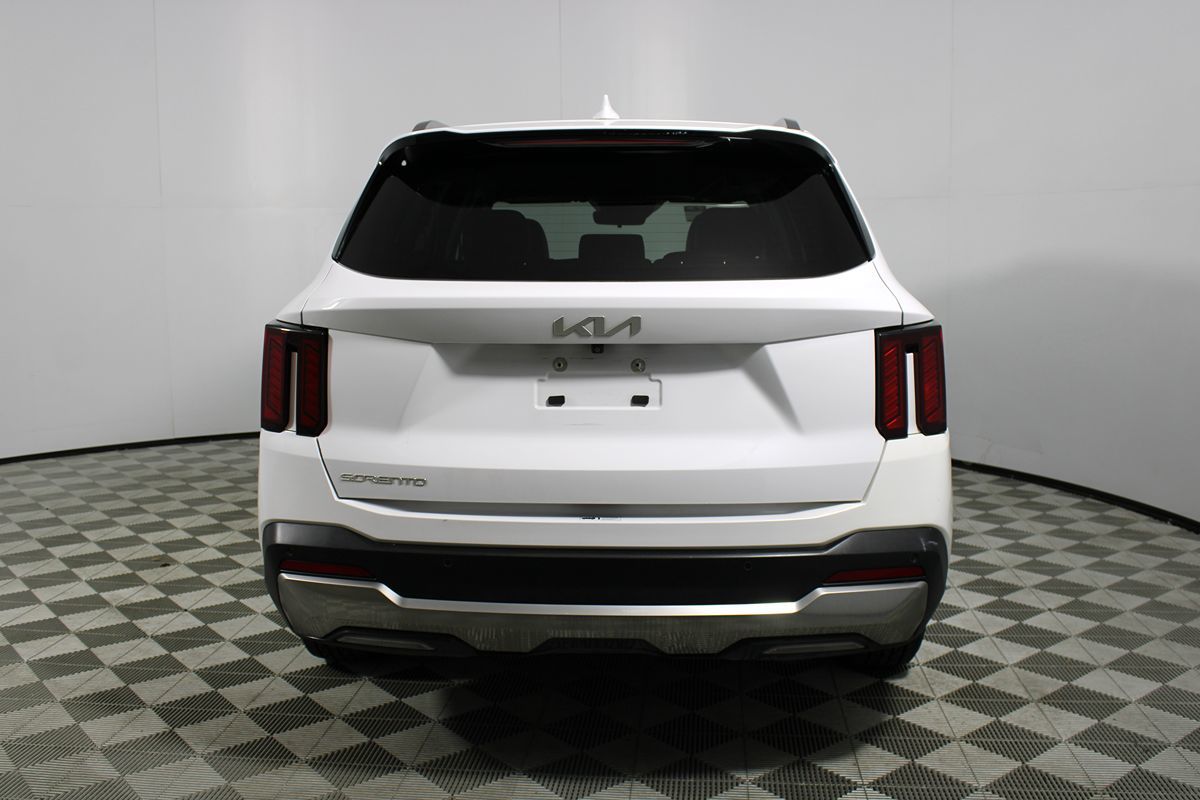 2024 Kia Sorento S Image 8 of 41