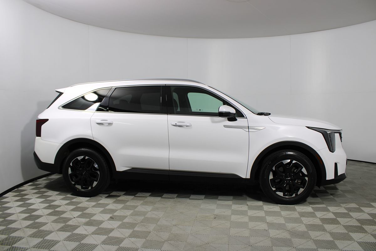 2024 Kia Sorento S Image 7 of 41