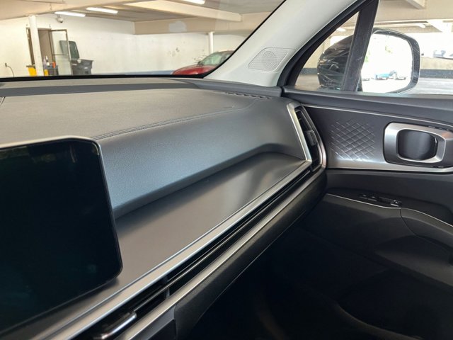 Vehicle image 33 of 44