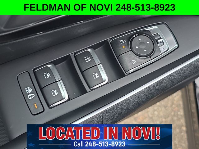 Vehicle image 17 of 25