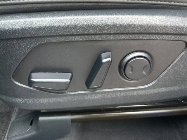 Vehicle image 17 of 33
