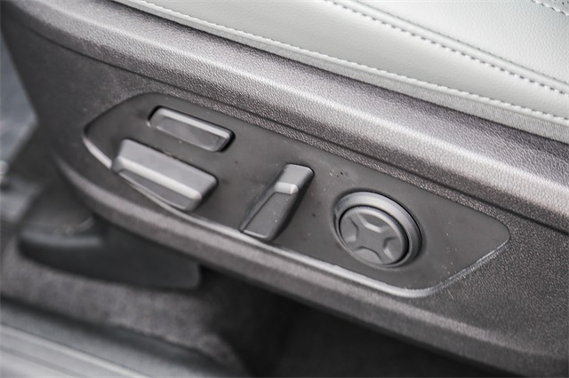 Vehicle image 22 of 26