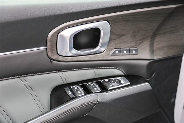 Vehicle image 21 of 26