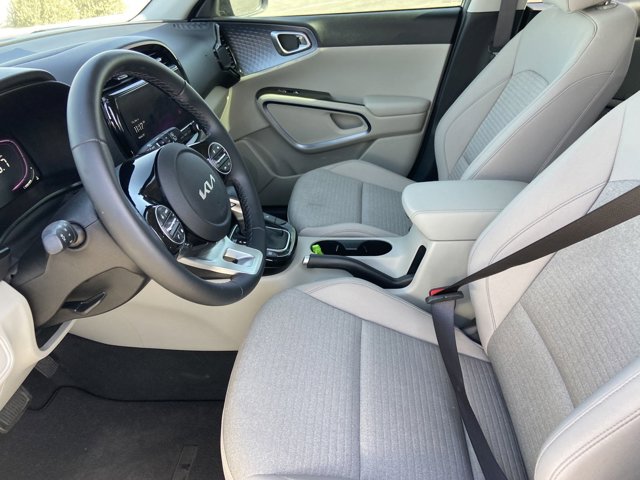 Vehicle image 27 of 33