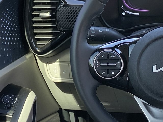 Vehicle image 25 of 33