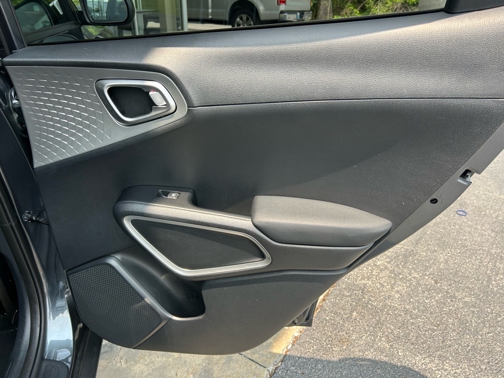 Vehicle image 27 of 34