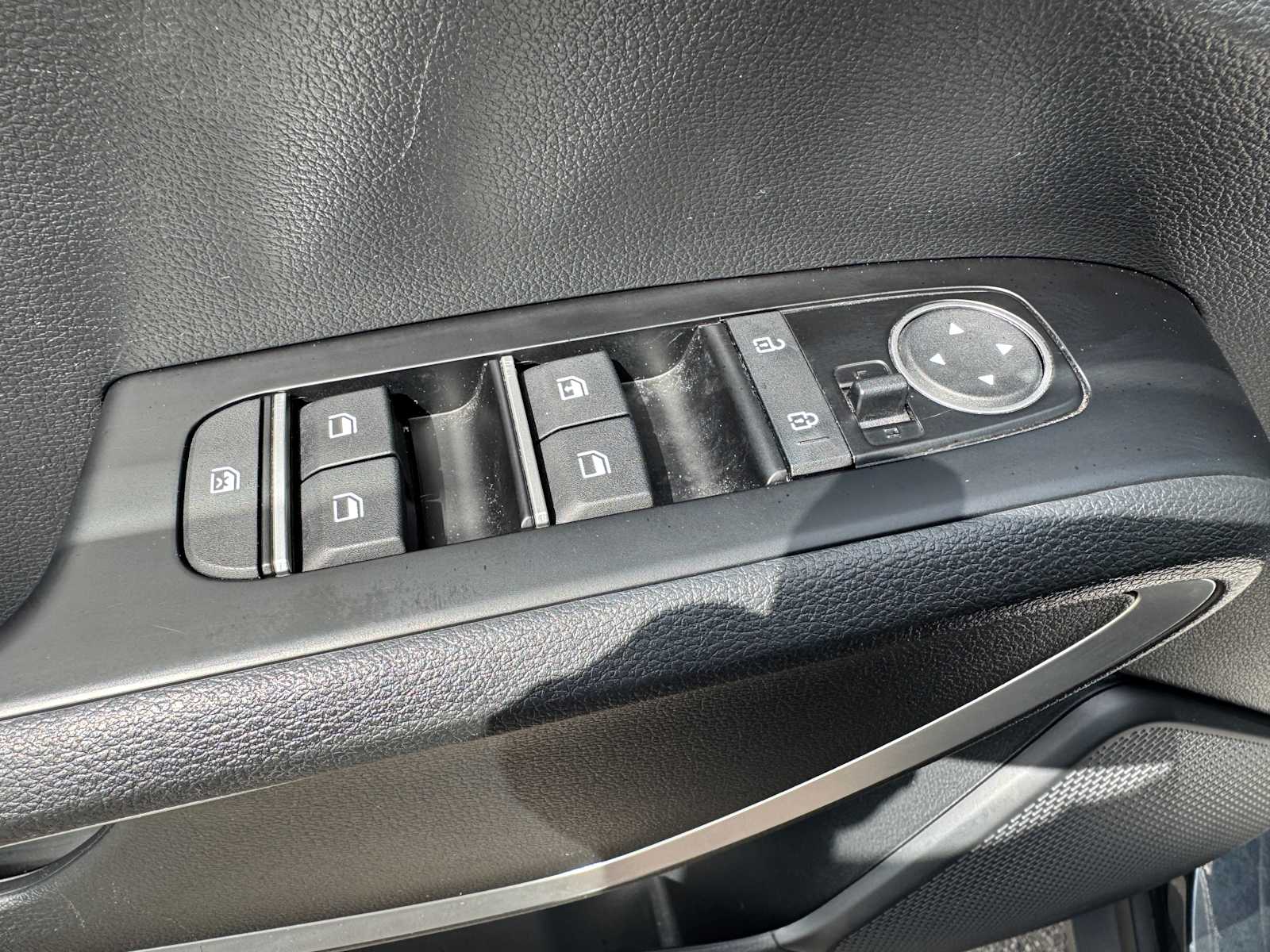 Vehicle image 23 of 28