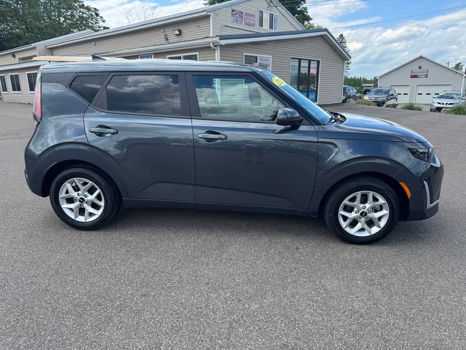 Vehicle image 5 of 28
