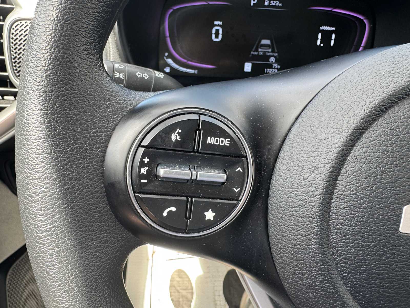 Vehicle image 26 of 28