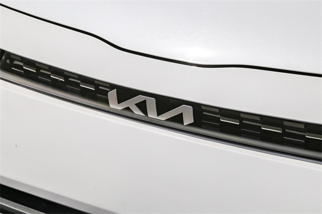 Vehicle image 23 of 26