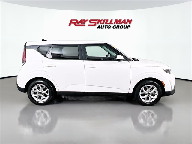 Vehicle image 4 of 44