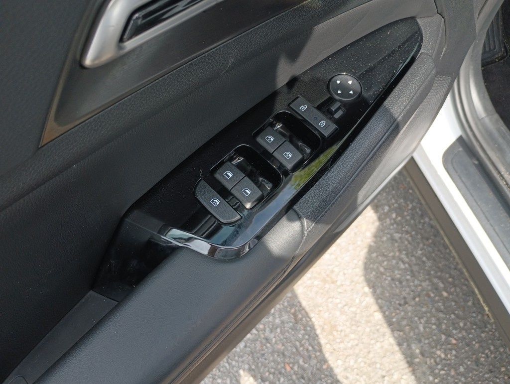 Vehicle image 12 of 30