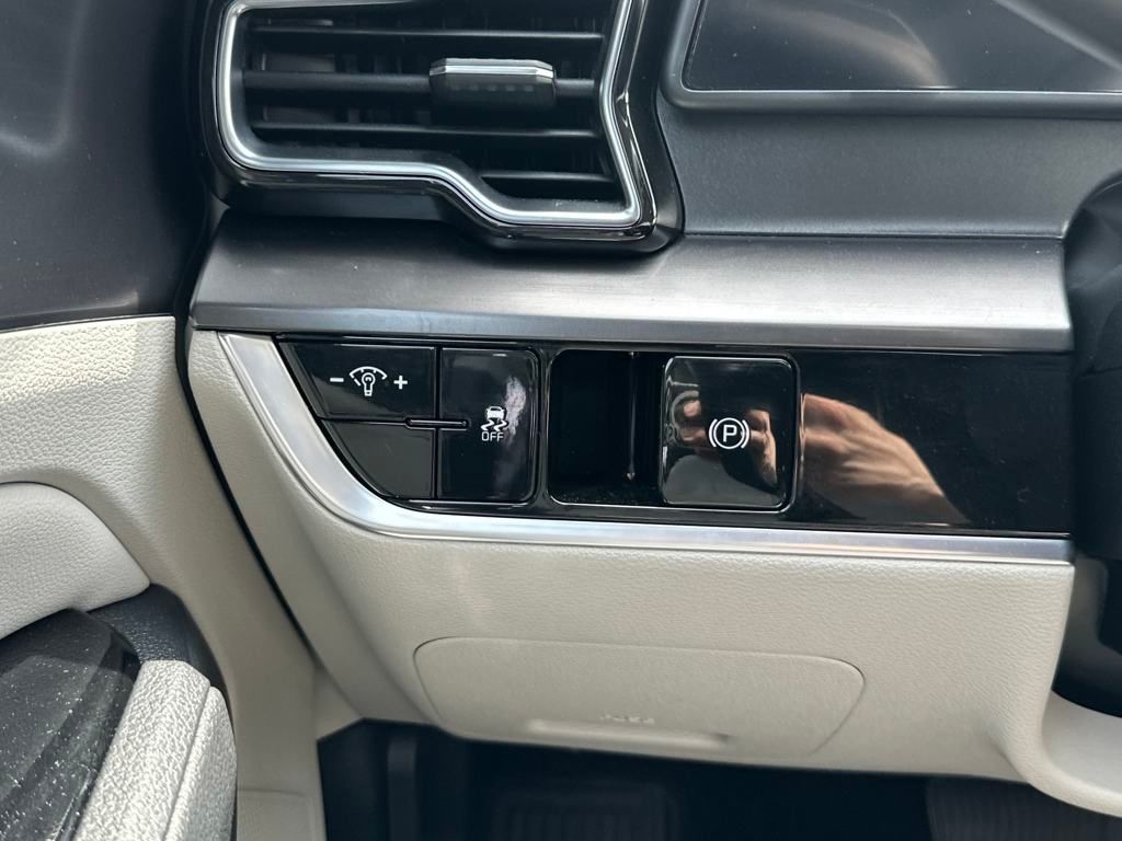 Vehicle image 16 of 22