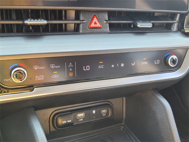 Vehicle image 18 of 25