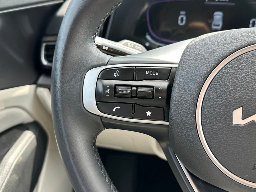 Vehicle image 14 of 21