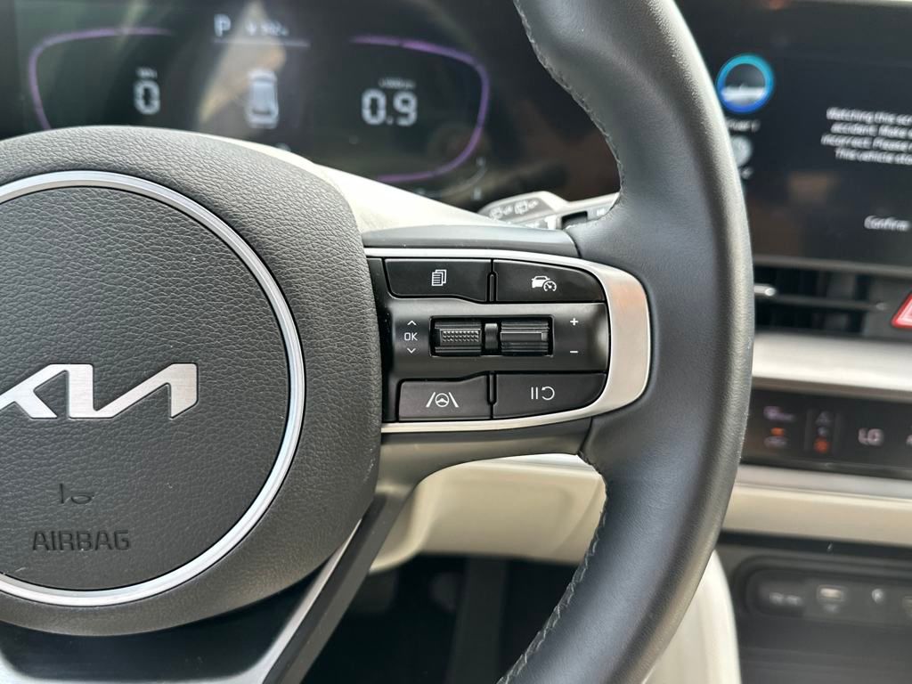 Vehicle image 15 of 21