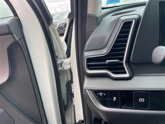 Vehicle image 21 of 24