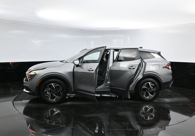Vehicle image 32 of 41