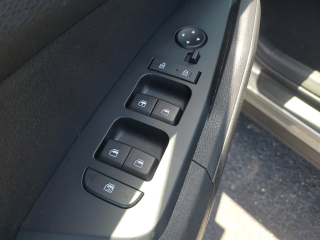Vehicle image 17 of 28