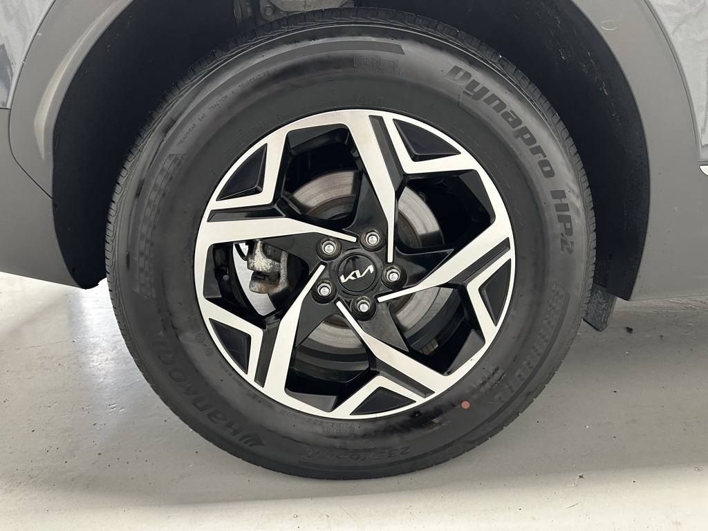 Vehicle image 11 of 64