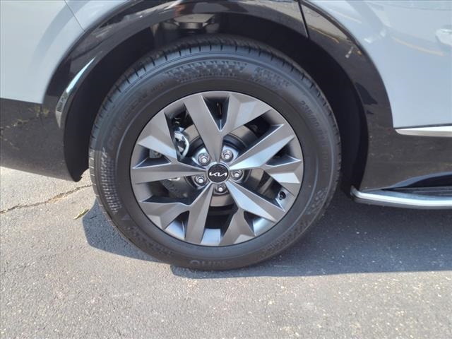 Vehicle image 25 of 32