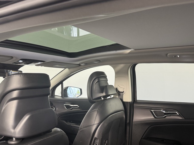 Vehicle image 37 of 44