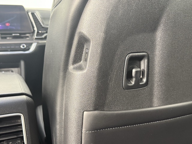 Vehicle image 33 of 44