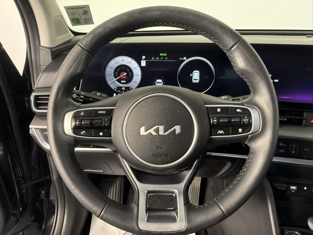 Vehicle image 11 of 44