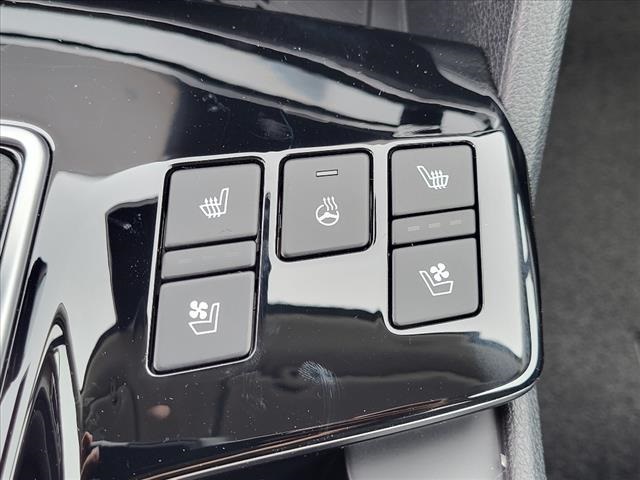Vehicle image 21 of 33