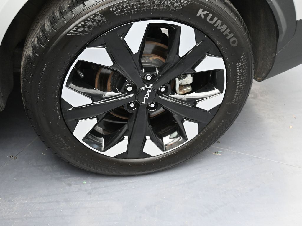 Vehicle image 31 of 32