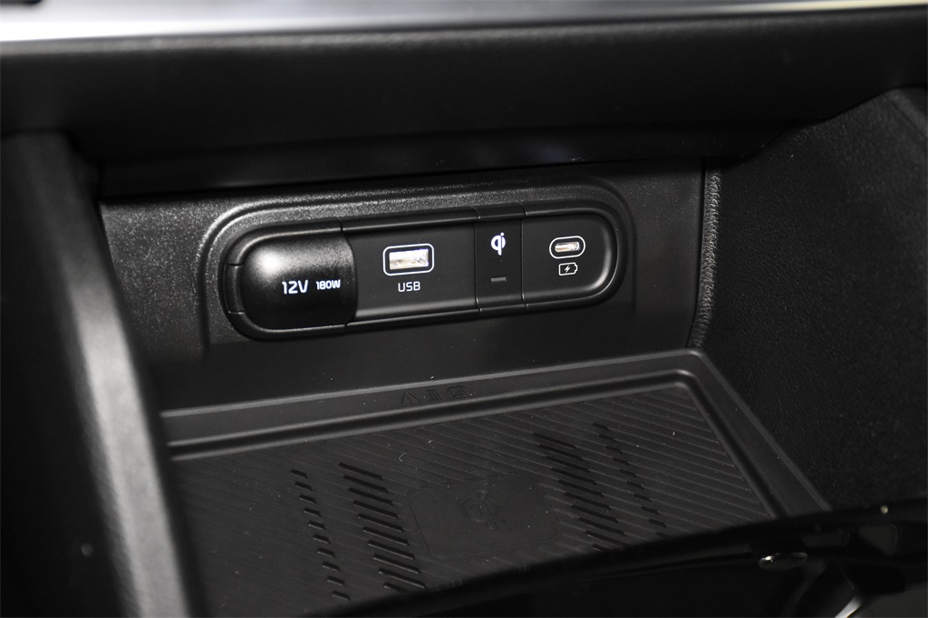 Vehicle image 25 of 32
