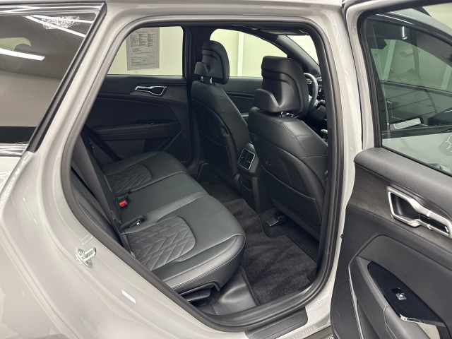 Vehicle image 17 of 19