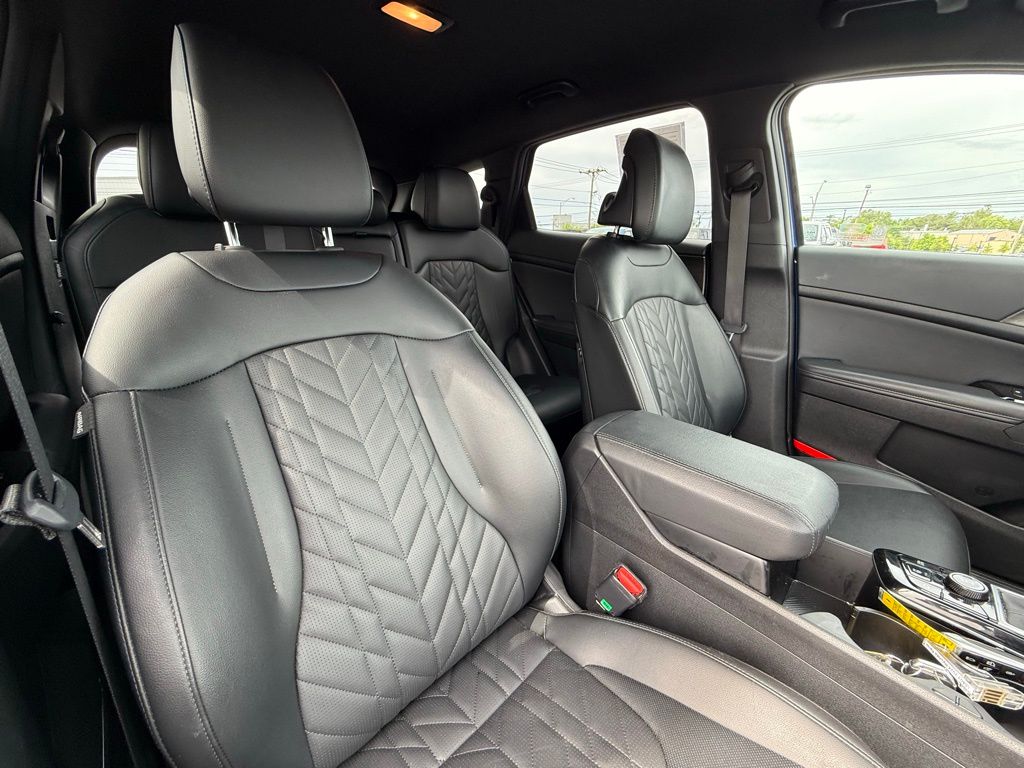 Vehicle image 27 of 29