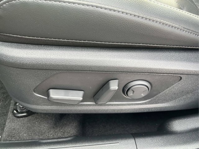 Vehicle image 25 of 34