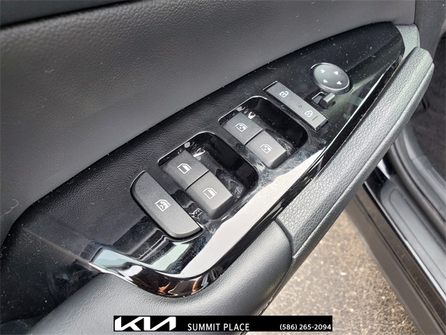 Vehicle image 23 of 30