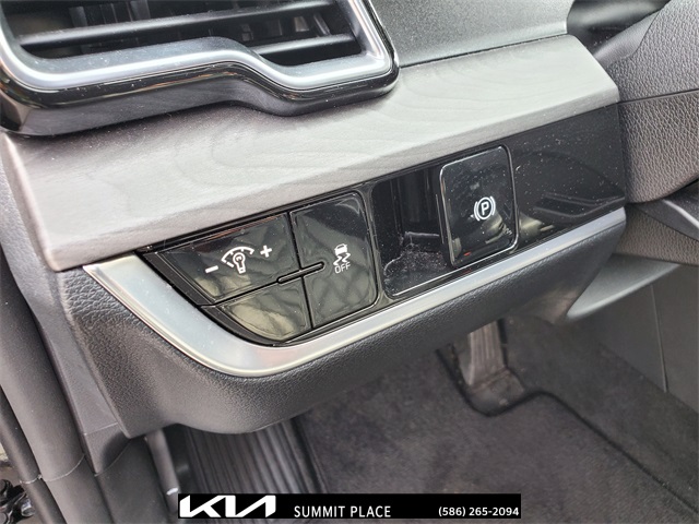 Vehicle image 27 of 30