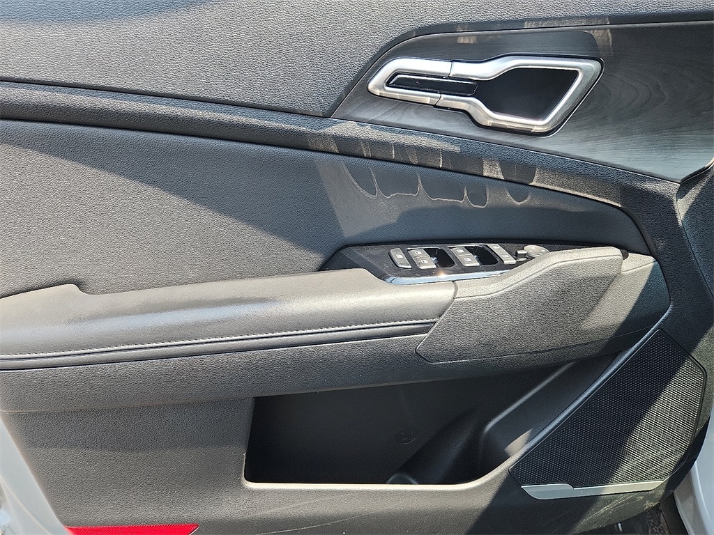 Vehicle image 21 of 31