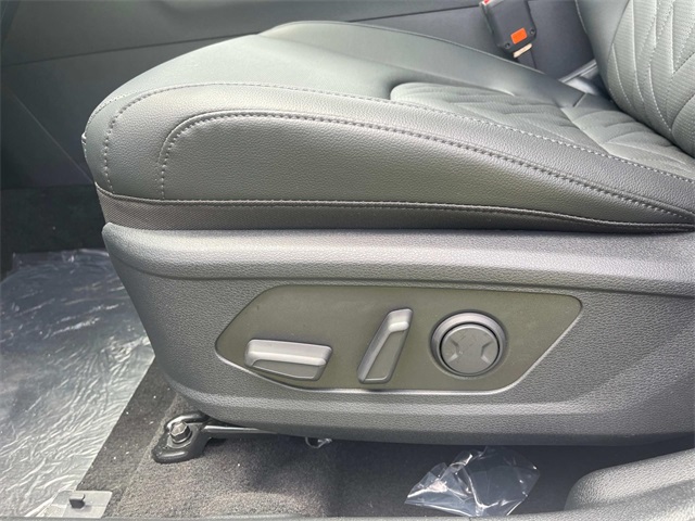 Vehicle image 26 of 36