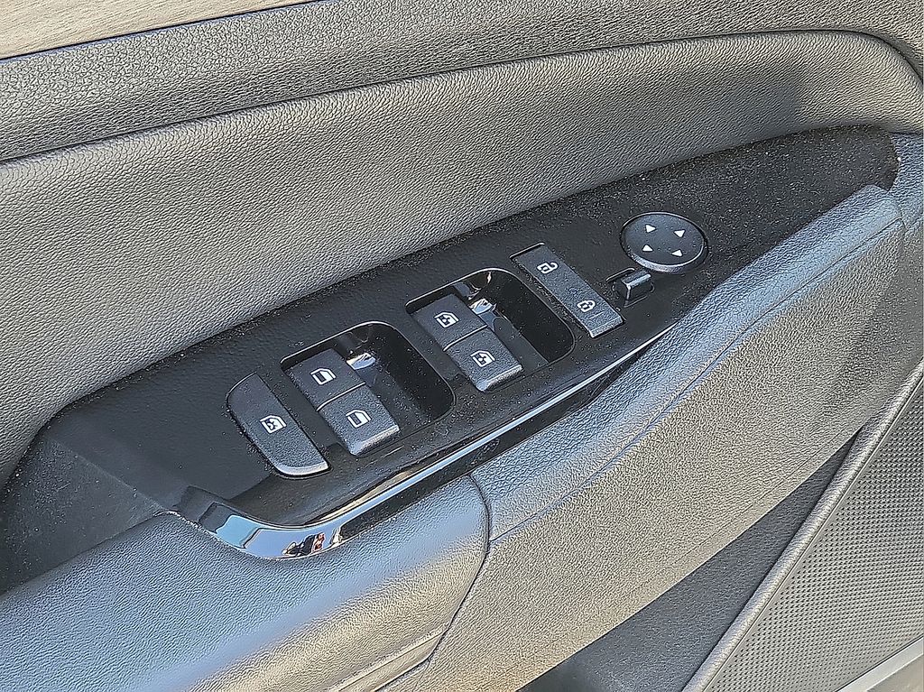 Vehicle image 18 of 30