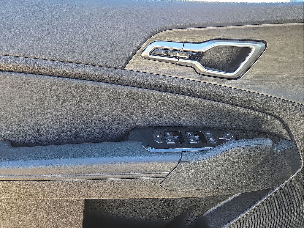 Vehicle image 17 of 30