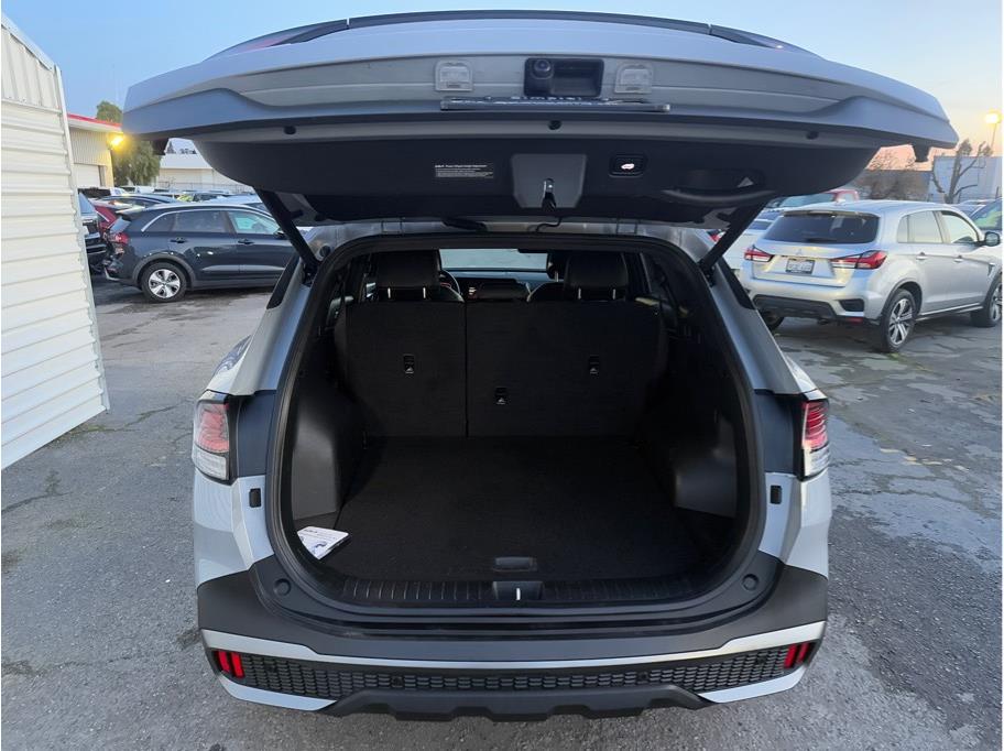 Vehicle image 12 of 19