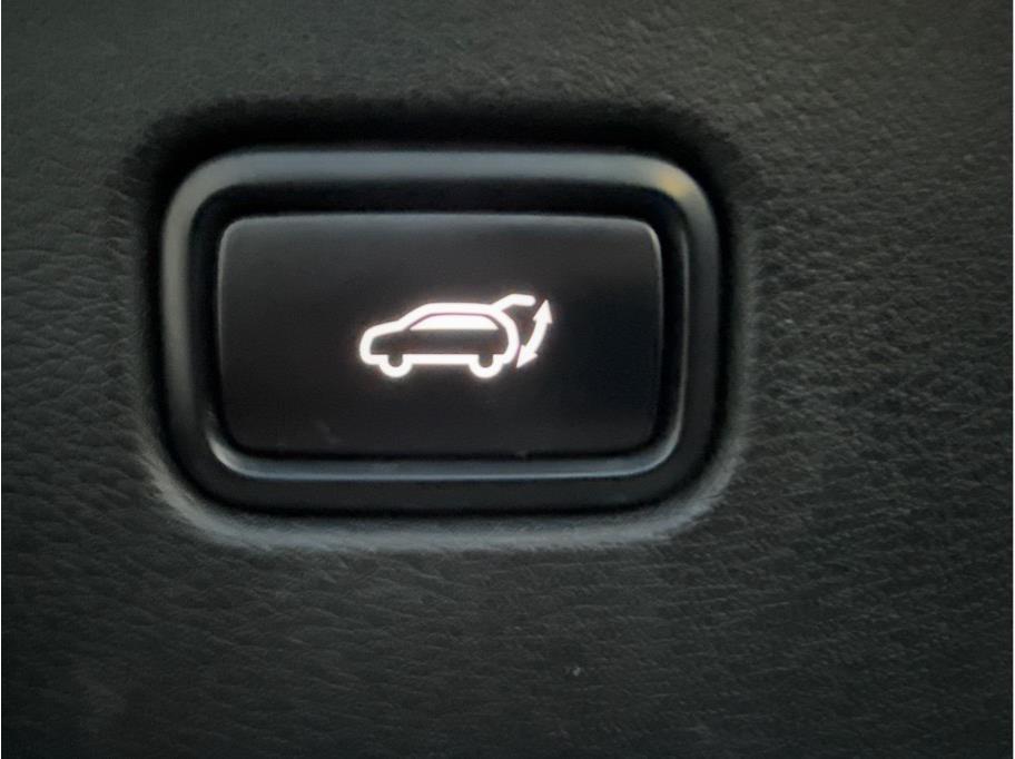 Vehicle image 13 of 19