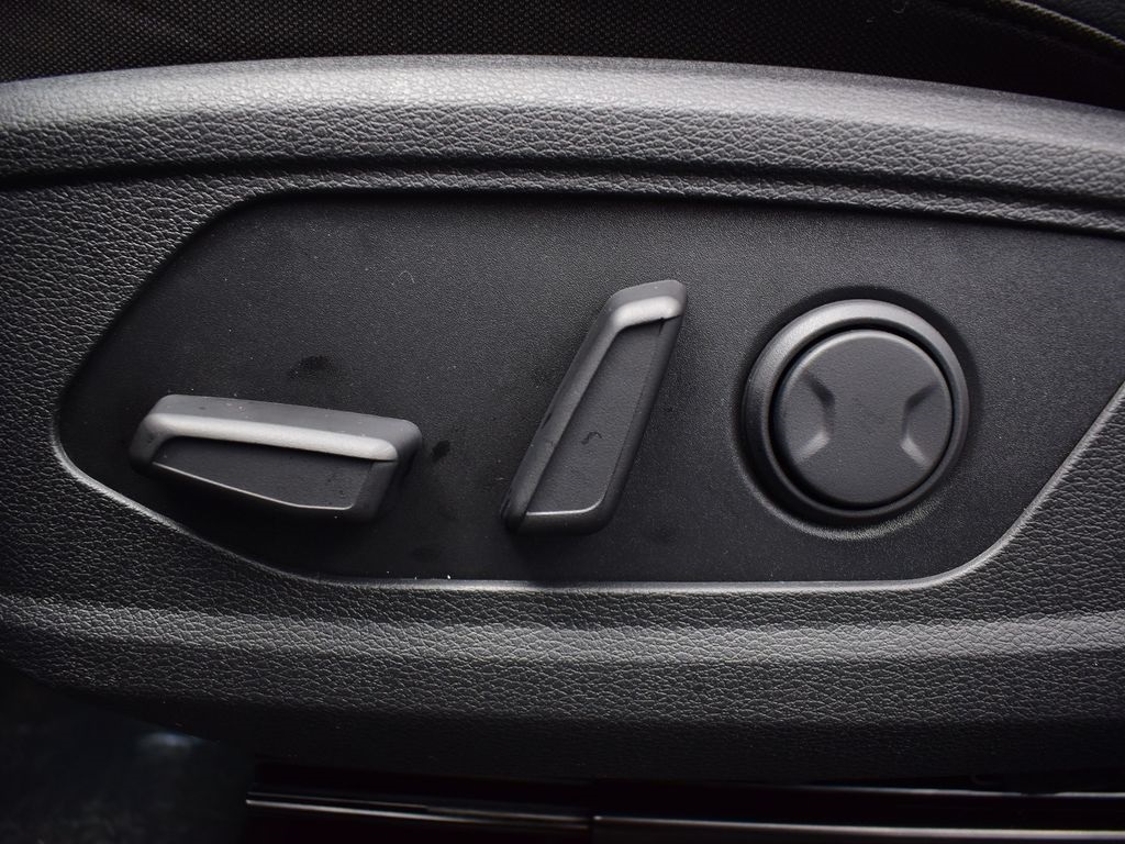 Vehicle image 17 of 31