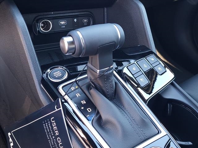Vehicle image 21 of 33