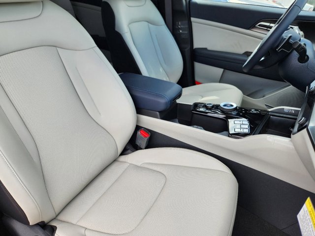 Vehicle image 14 of 21