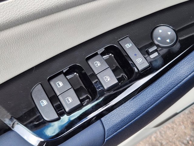 Vehicle image 8 of 21